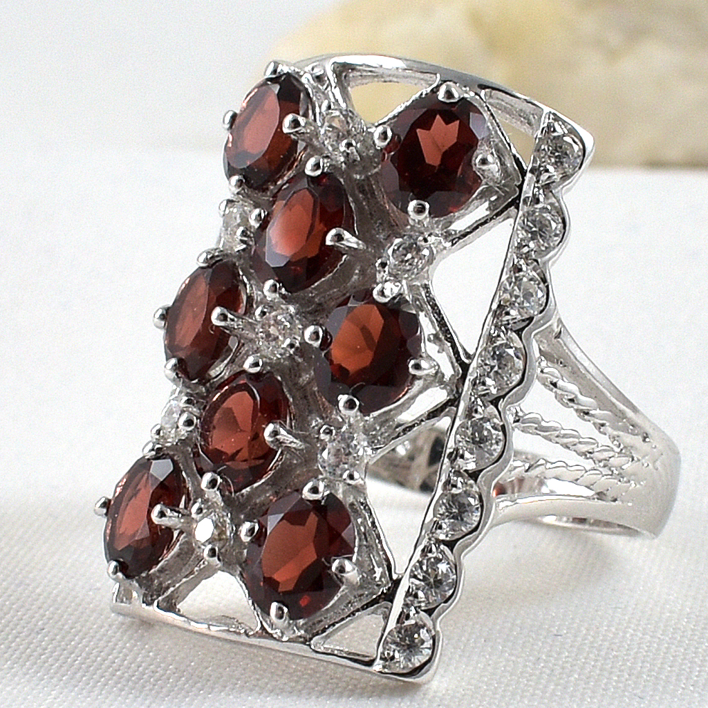 SKJewelryFactory แหวนพลอยโกเมนแท้ ตัวเรือนเงินแท้ ดีไซน์หน้าแหวนทรงสี่เหลี่ยมผืนผ้า เหมาะสวมใส่นิ้วกลาง ER00841-GAN