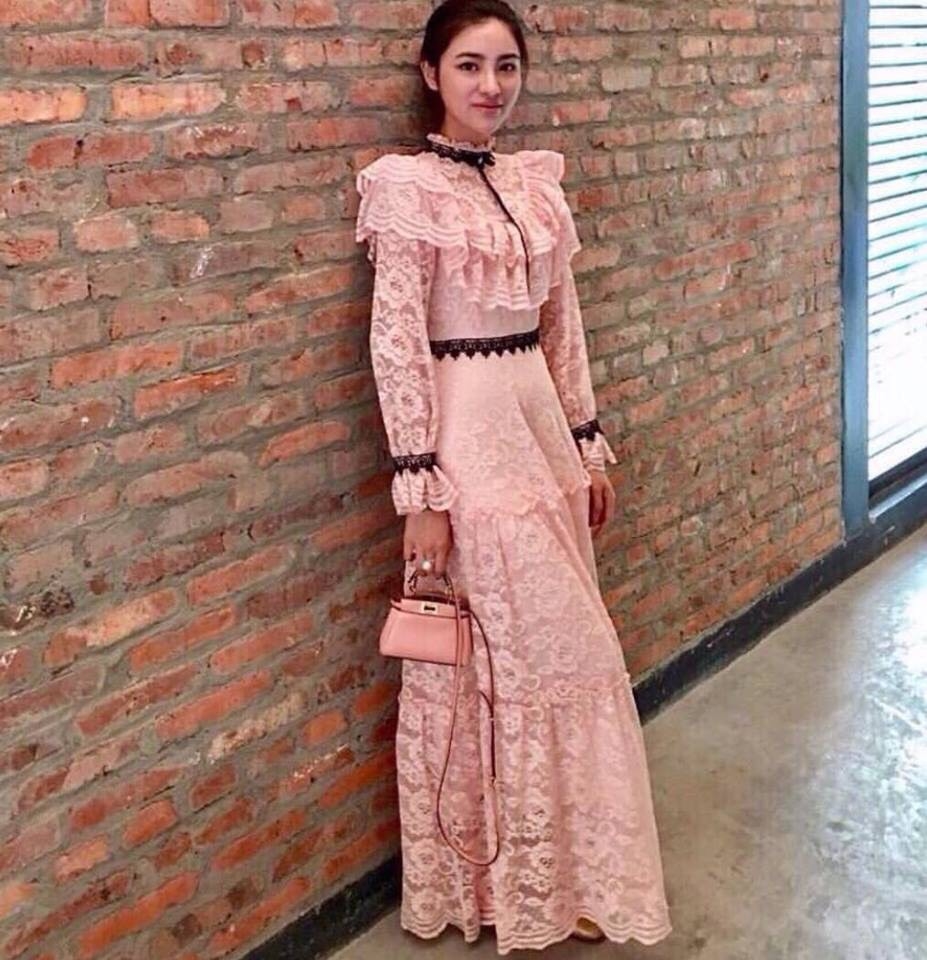 ชุดเดรสเกาหลี พร้อมส่ง แม็กซี่เดรส คอตั้ง ระบายแขนยาว