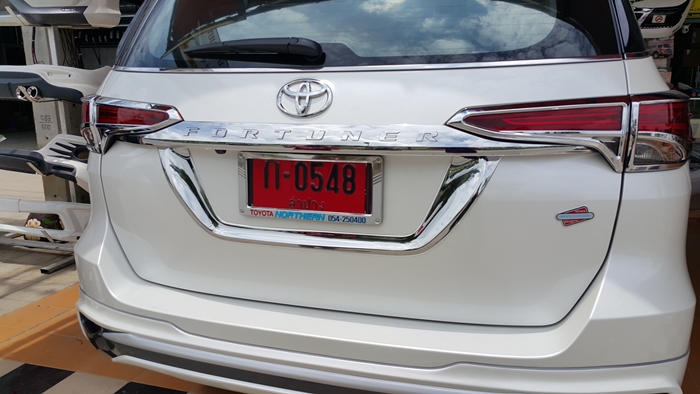 1152 ครอบกรอบป้ายท้ายโครเมี่ยมทรงศูนย์ New Fortuner