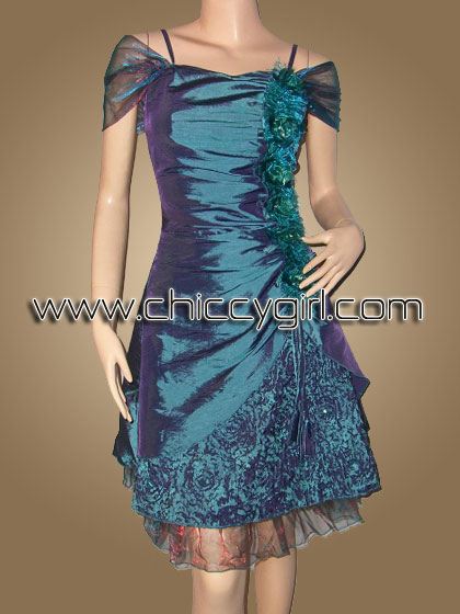 ชุดราตรีผ้าไหมสีเขียว อกรูปหัวใจแบบมีแขน จับจีบเดรฟแต่งดอกไม้ด้านข้าง กระโปรงปักริบบิ้นไหมเป็นกุหลาบปักเลื่อมและลูกปัดสวยหรู