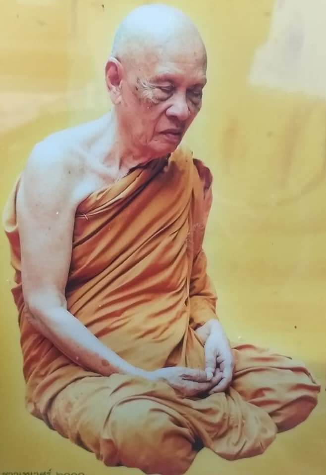 พระผงเม็ดกระดุม หลวงปู่แผ้ว ปวโร วัดกำแพงแสน อ.กำแพงแสน จ.นครปฐม ยก3องค์