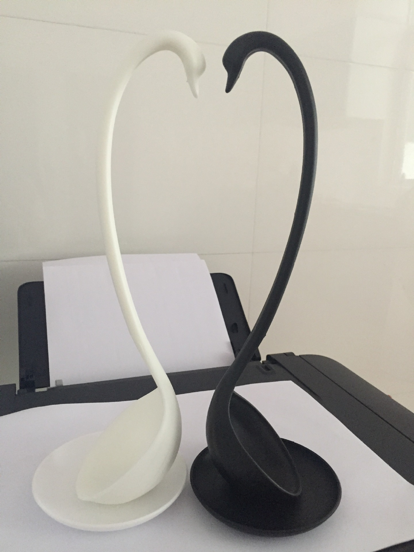พร้อมส่ง ทัพพียืนได้ พร้อมที่รอง รูปหงส์ Swan Ladle มีสีขาว กับดำ