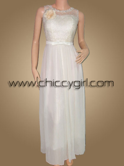 ชุดราตรียาวสีครีม คอกลมขอบลูกไม้ปักมุก แขนกุด ผ้าลูกไม้ถักไหมเงามันลายใบไม้ ประดับเลื่อม ตกแต่งเข็มกลัดดอกไม้ที่อก เอวแต่งโบว์ซ้อน 2 ชั้น กระโปรงผ้าชีฟองพริ้ว แบบสวย สุภาพ เรียบร้อย น่ารัก หรูหราสง่างามมาก