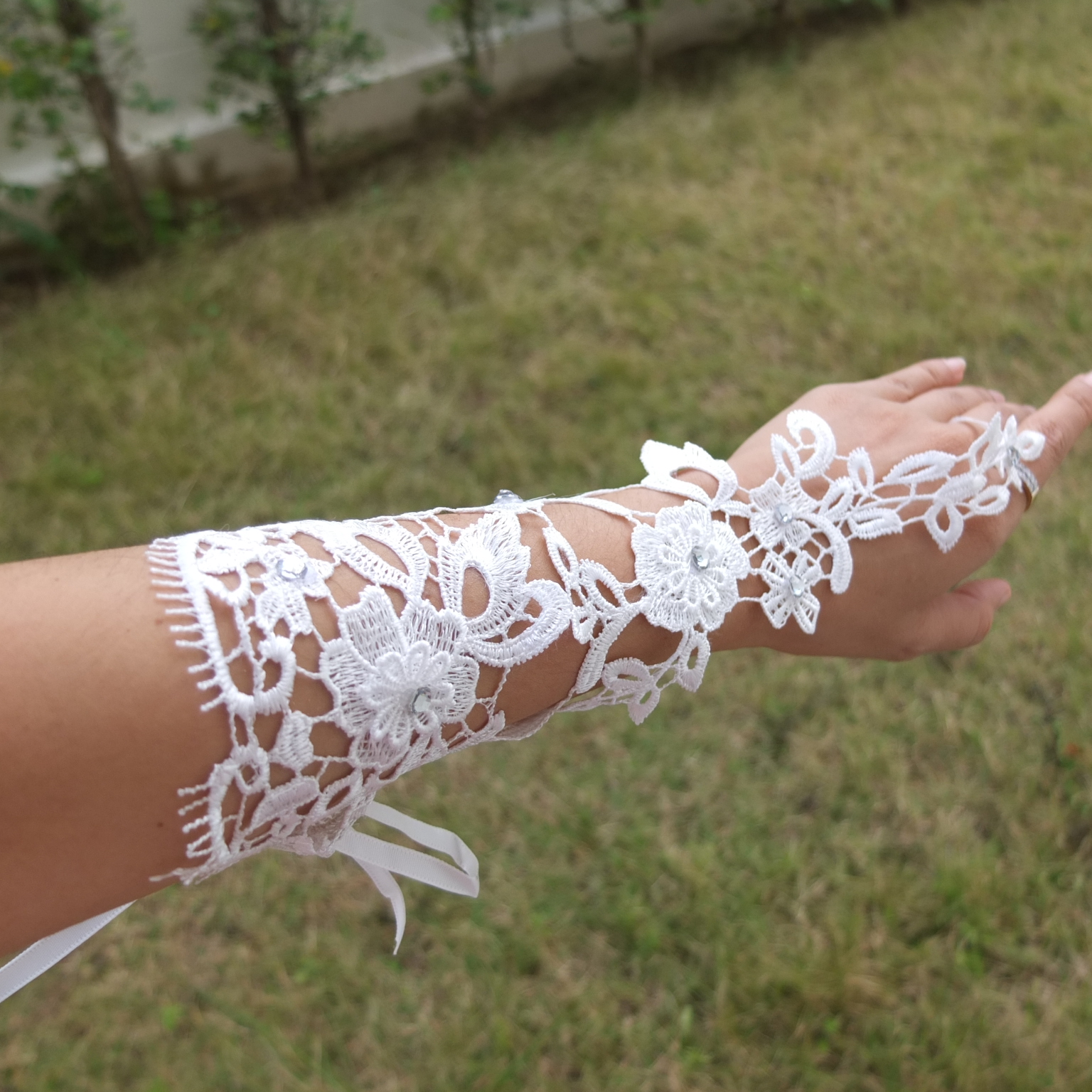 ถุงมือเจ้าสาว ถุงมือลูกไม้ แบบยาว คล้องนิ้ว ลูกไม้ฉลุ