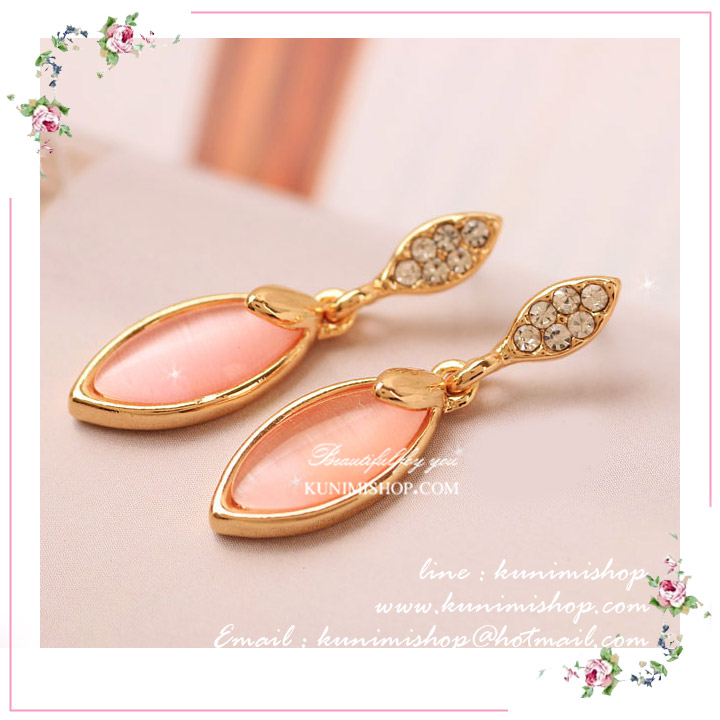 ตุ้มหู ต่างหูสีทรงหยดน้ำ สวยหวาน ประดับด้วยเพชร และ หินสี แบบแป้นเสียบคะ จะซื้อใส่เองหรือ เป็นของขวัญ ของฝากก็โอเคเลยคะ ^^ มี 2 สี : สีชมพู สีขาว ขนาด : 3 cm.