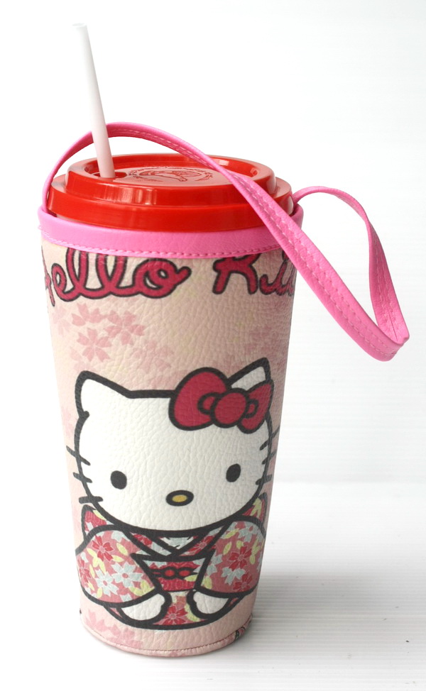 แก้วเก็บความเย็น สะดวกสบายด้วยหูหิ้ว ลาย Hello Kitty Kimono บนพื้นชมพู เก็บความเย็นได้กว่า 5 ชั่วโมง
