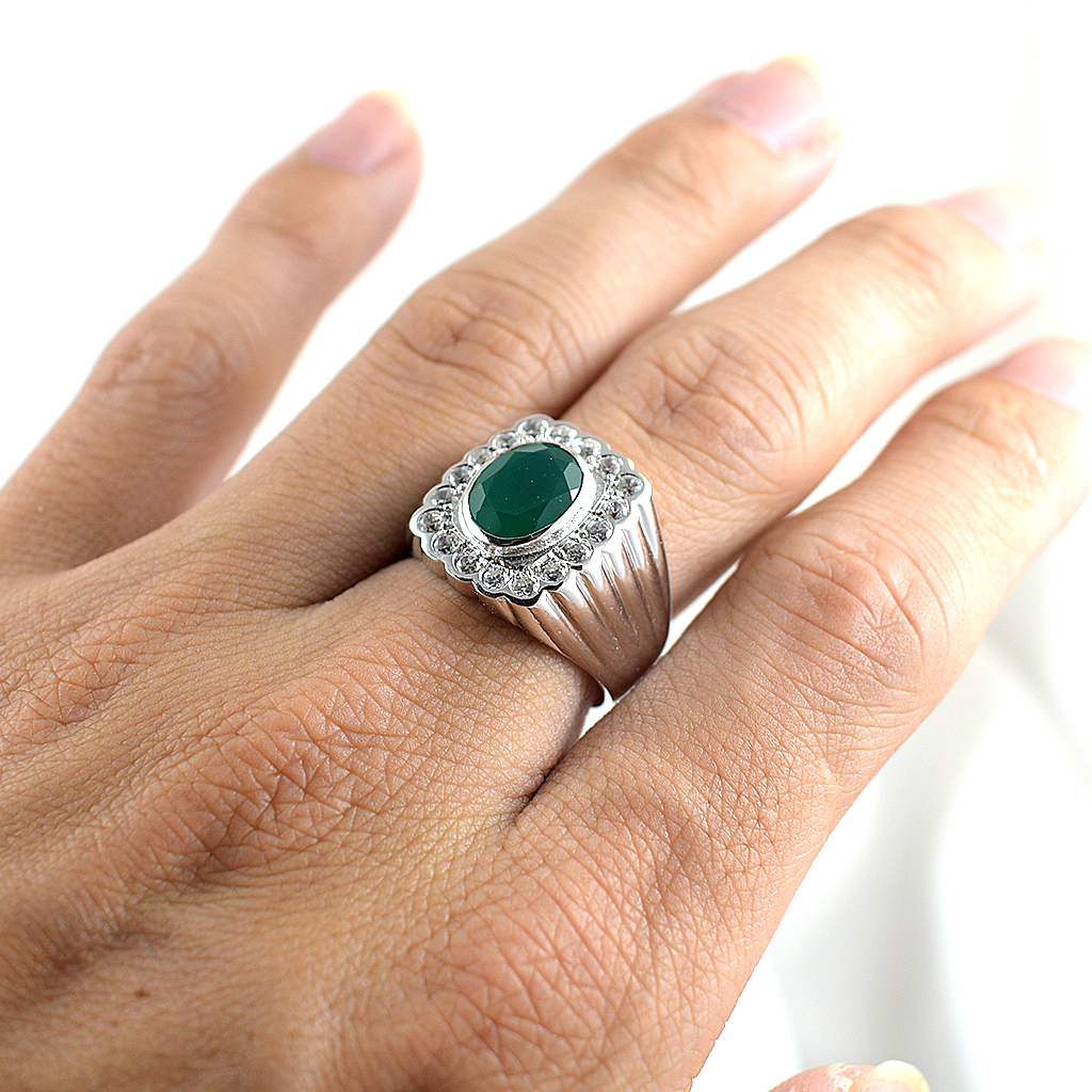 SKJewelryFactory แหวนชาย พลอยแท้ สีเขียวมรกต ล้อมเพชร MR00391-GAG