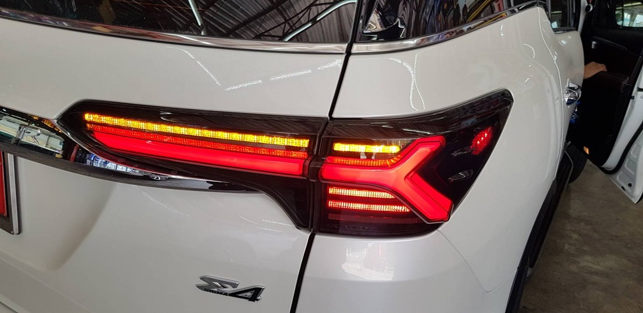New Fortuner ไฟท้ายแต่ง ทรง Lambo style พร้อมไฟเลี้ยววิงตรงรุ่น