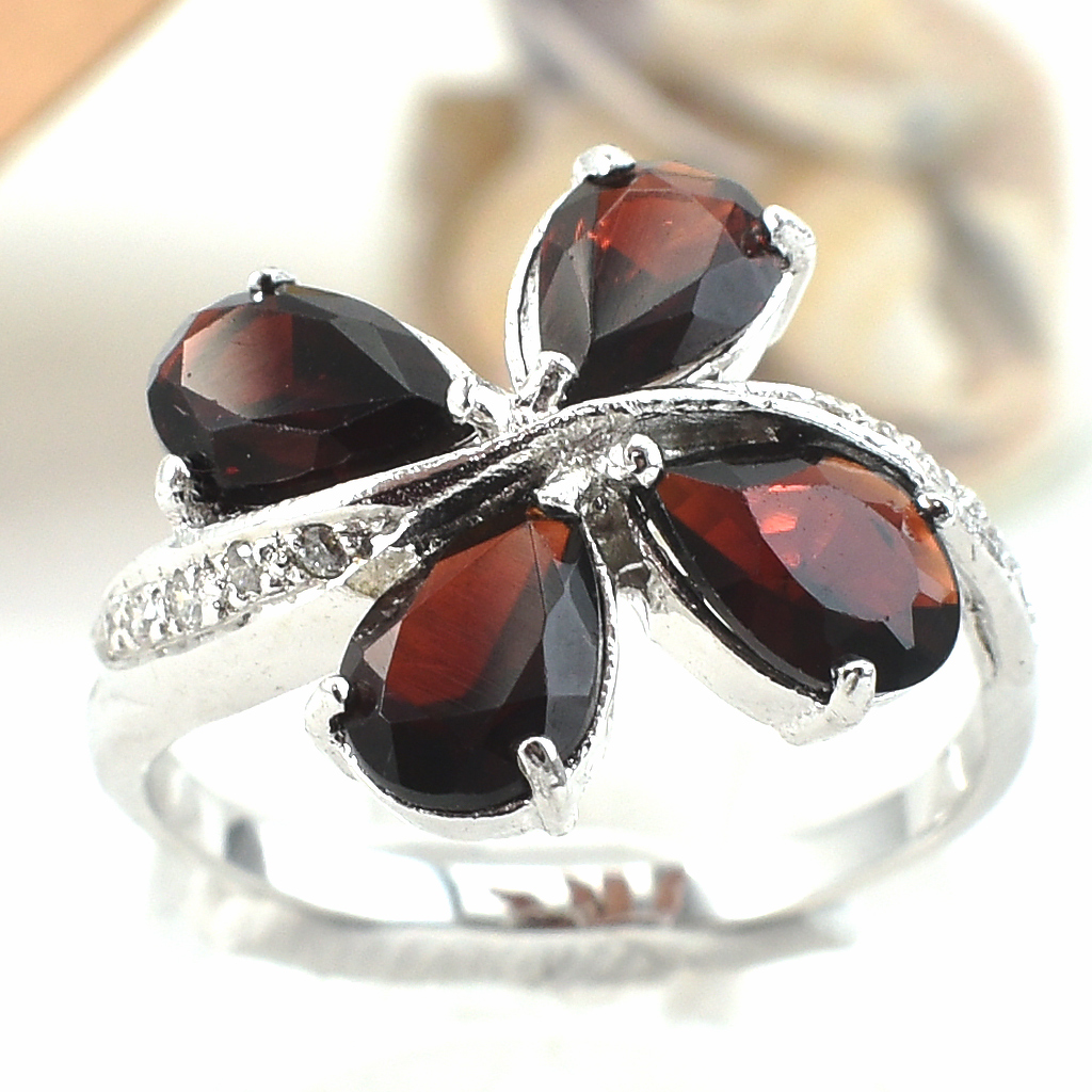 SKJewelryFactory แหวนดอกไม้ สีแดงแก่กล่ำ พลอยโกเมนแท้ สีเเดงเข้มๆ สวยจับใจ ER01549-GAN