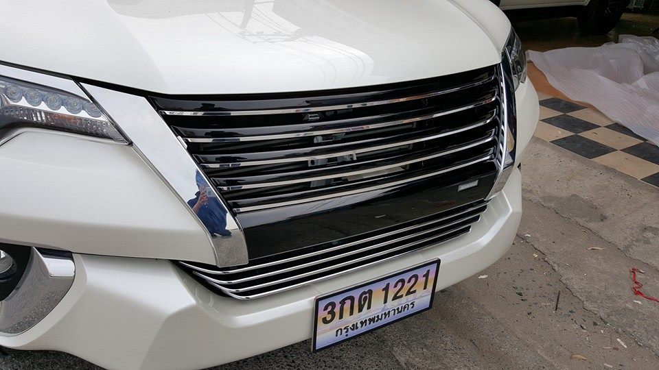 1061 กระจังหน้า new fortuner รุ่น LX-Mode