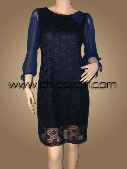 ชุดไปงานผ้าชีฟองเนื้อดีสีกรมท่าแขนสามส่วน แต่งผ้าลูกไม้ลายดอกหน้าและหลัง แต่งกุหลาบที่ไหล่ แบบสุภาพเรียบร้อย