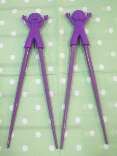 ตะเกียบ 2 ข้าง ยึดติดกันด้วยตุ๊กตาซิลิโคน สีม่วง 1ชุด มี 2 คู๋ค่ะ