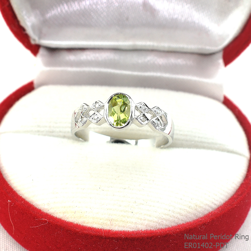 SKJewelryFactory แหวนพลอยเพอริดอทแท้ ด้านข้างฝังเพชรจิกเป็นลายข้าวหลามตัด ER01402-PDT