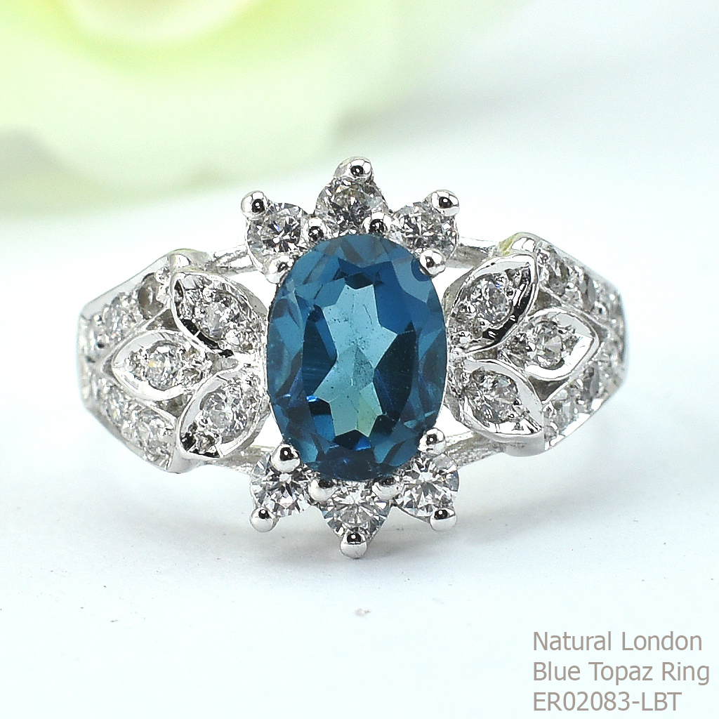 SKJewelryfactory แหวนเงินแท้ ฝังพลอยลอนดอนบลูโทปาซแท้ และเพชร ดีไซน์ล้ายดอกไม้ ER02083-LBT