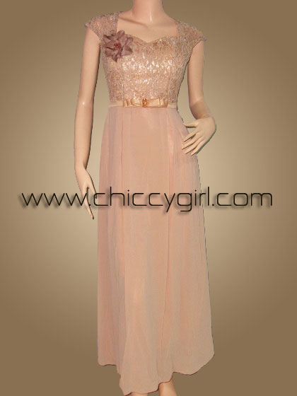 ชุดราตรียาวสีเบจทอง คอรูปหัวใจ แบบมีแขน ผ้าลูกไม้ถักลายดอกไม้แต่งขอบดอกด้วยไหมเงามัน ประดับเลื่อม ตกแต่งเข็มกลัดดอกไม้ที่อก เอวแต่งโบว์ซ้อน 3 ชั้น ประดับคริสตัล กระโปรงผ้าชีฟองพริ้ว แบบสวย สุภาพ เรียบร้อย น่ารัก หรูหราสง่างามมาก (หมดค่ะ)