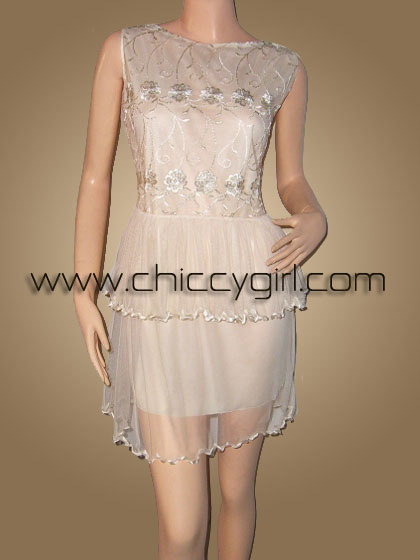 ชุดเดรสราตรีคอปาด แขนกุด สีครีม แต่งลูกไม้ปักนูนลายดอก กระโปรงแต่งระบาย แต่งชายด้วยริบบิ้นขดหยิก สวยมาก