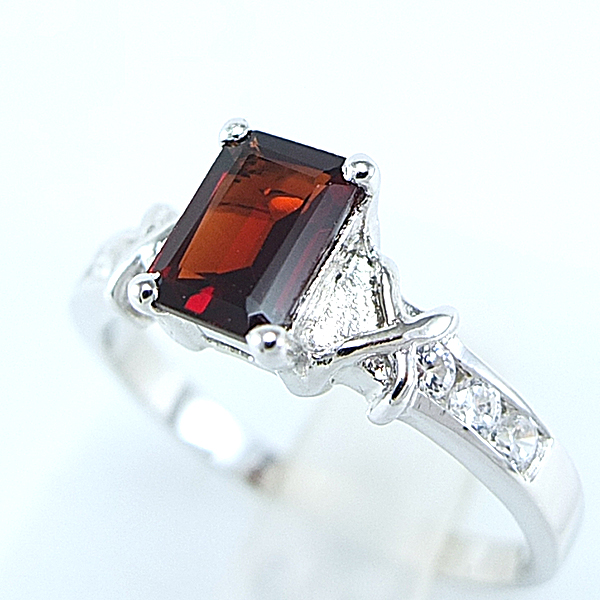 SKJewelryFactory แหวนพลอยโกเมนแท้ พลอยสี่เหลี่ยมพื้นผ้า และเพชรด้านข้าง ตัวเรือนเงินแท้ ER00792-GAN