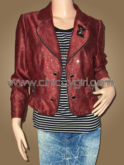 เสื้อคลุมลายยีนส์น้ำตาลปกสูทขอบซิป แต่งแผ่นกลมเงาเล็กๆ สะท้อนทั้งตัว พร้อมเสื้อตัวในลายขวาง แต่งเพชรถี่ระยิบระยับ แบบเก๋ไก๋น่ารัก