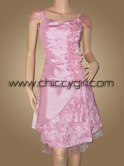 ชุดราตรีผ้าไหมสีชมพู อกรูปหัวใจแบบมีแขน จับจีบเดรฟแต่งดอกไม้ด้านข้าง กระโปรงปักริบบิ้นไหมเป็นกุหลาบปักเลื่อมและลูกปัดสวยหรู