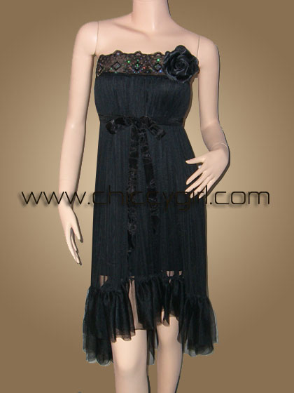 ชุดราตรีเกาะอก แต่งลูกไม้ที่ขอบอก ชายด้านหลังยาว สีดำ