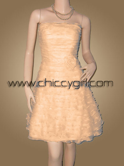 ชุดแต่งงานสั้นเกาะอกสีโกลเด้นเยลโล่กระโปรงทรงเอแต่งระบายขอบดิ้นเงินชั้นๆ เอวแต่งกุหลาบพร้อมปักเลื่อมร้อยลูกปัดโดยรอบ เนี๊ยบแบบเรียบหรู