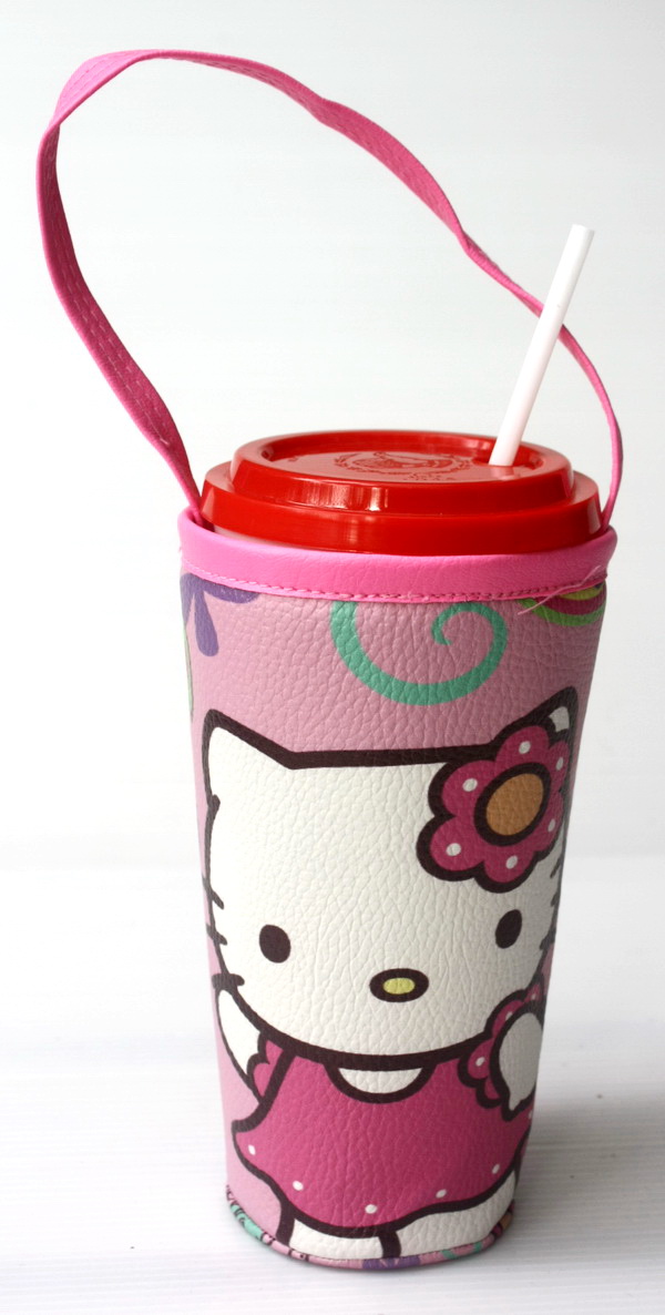 แก้วเก็บความเย็น สะดวกสบายด้วยหูหิ้ว ลาย Hello Kitty เต้นรำ บนพื้นชมพู เก็บความเย็นได้กว่า 5 ชั่วโมง