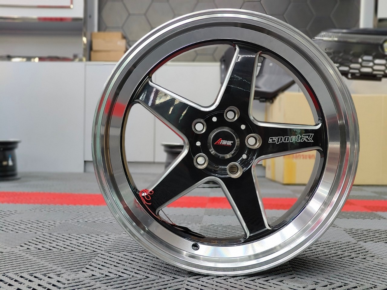 ล้อ ATOMIC TI08 ขอบ18x8.5 5x114.3 ET35 สีดำขอบเงิน*ราคาต่อวง