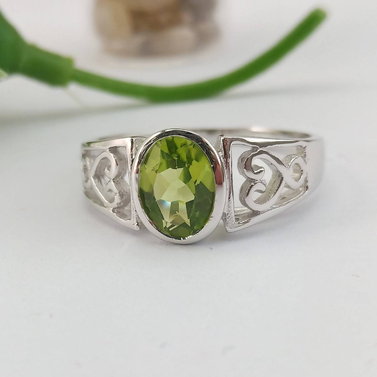 SKJewelryFactory SKJewelryFactory แหวนฉลุลายหัวใจ เพอริดอทแท้ เสริมความสำเร็จ ความสงบ ความมีโชค ER01746-PDT เขียว