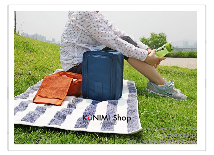  กระเป๋าจัดเก็บสิ่งของ กระเป๋าจัดระเบียบสิ่งของ สาสมารถใส่รองเท้าผ้าใบ รองเท้ากีฬา ออกกำลังกาย รองเท้าแตะ รองเท้าใส่เล่น หรือของใช้ต่างๆ เช่น ผ้าขนหนู ถุงเท้า ผ้าเช็ดตัว กระติกน้ำ เป็นต้น สำหรับพกพาเดินทาง ท่องเที่ยว มีซิปเปิดปิด สะดวกในการจัดเก็บ พร้อมหูหิ้ว * โดยรุ่น Ver. 3 นี้ ตรงช่องใส่รองเท้าจะไม่มีที่กั้นเหมือนกับ รุ่น Ver.2 ครับ * ขนาด กว้าง 21.5 x ยาว 30.5 x หนา 11 cm. 