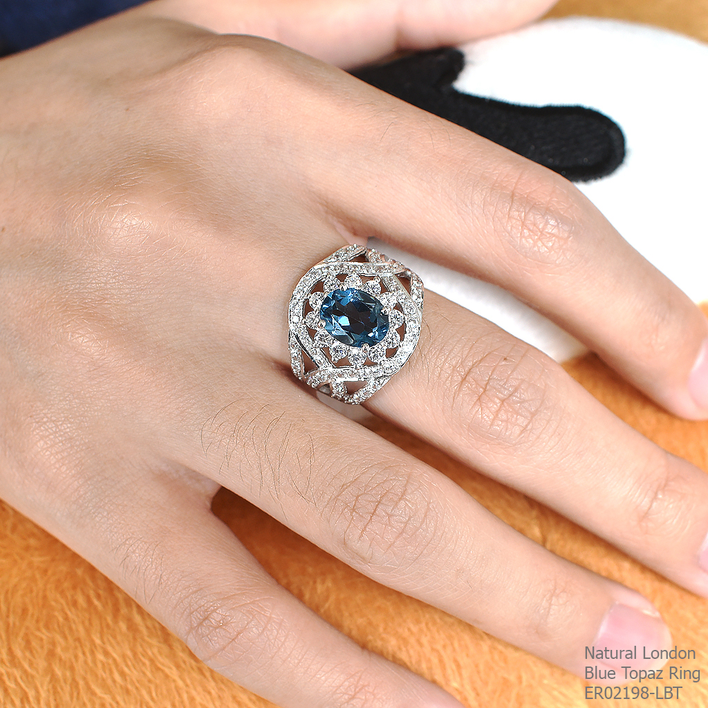 SKJewelryfactory แหวนเงินแท้ ฝังพลอยลอนดอนบลูโทปาซแท้ ล้อมเพชร ดีไซด์หรูหราอลังการณ์ ER02198-LBT