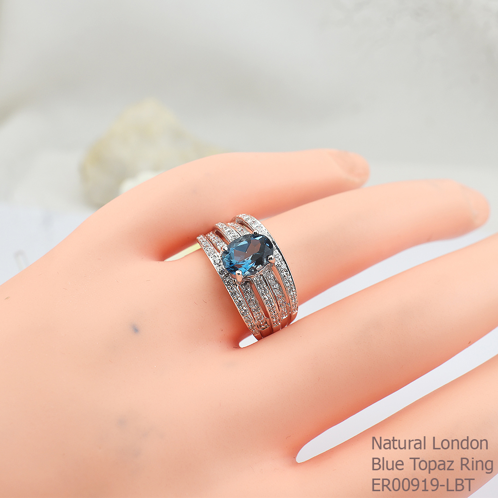 SKJewelryfactory แหวนพลอยแท้ ดีไซส์เพชร 5 แถว ประดับยอดด้วย พลอยลอนดอนบลูโทปาซแท้ ER00919-LBT