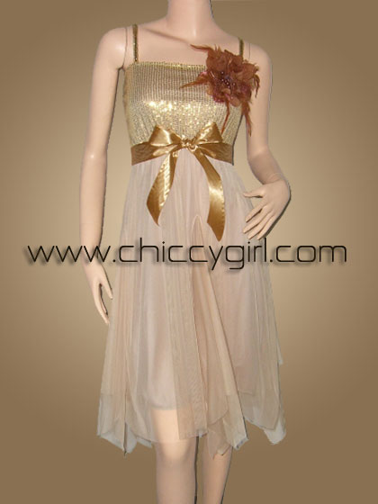 ชุดราตรีสายเดี่ยวแต่งอกผูกโบว์ด้านหน้า สีเบจทอง แต่งอกด้วยผ้าปักเลื่อม ลายเลื่อมละเอียด ชายแต่งริ้วกรุยกราย แบบน่ารัก สวยหรู