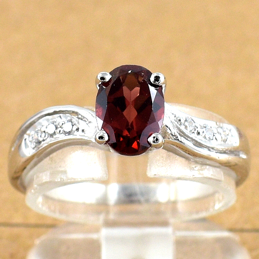 SKJewelryFactory แหวนพลอยโกเมนแท้ ขนาดพลอย 7x5 มิล ขนาดกำลังพอดีนิ้ว ไม่เล็กหรือใหญ่เกินไป ER01555-GAN