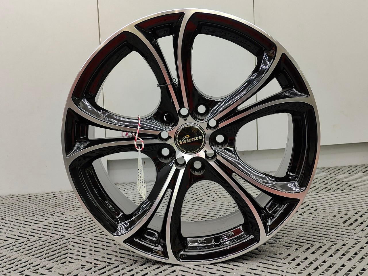 ล้อ Cosmis GARET ขอบ 17x7.5 10x100/114.3 ET40 สีดำเงาหน้าเงิน*ราคาต่อวง