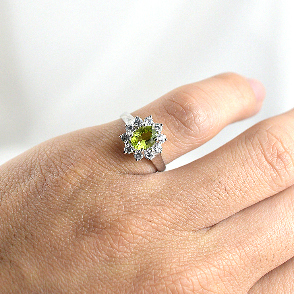 SKJewelryfactory แหวนเงินพลอยเพอริดอทแท้ ล้อมเพชร ER02188-PDT