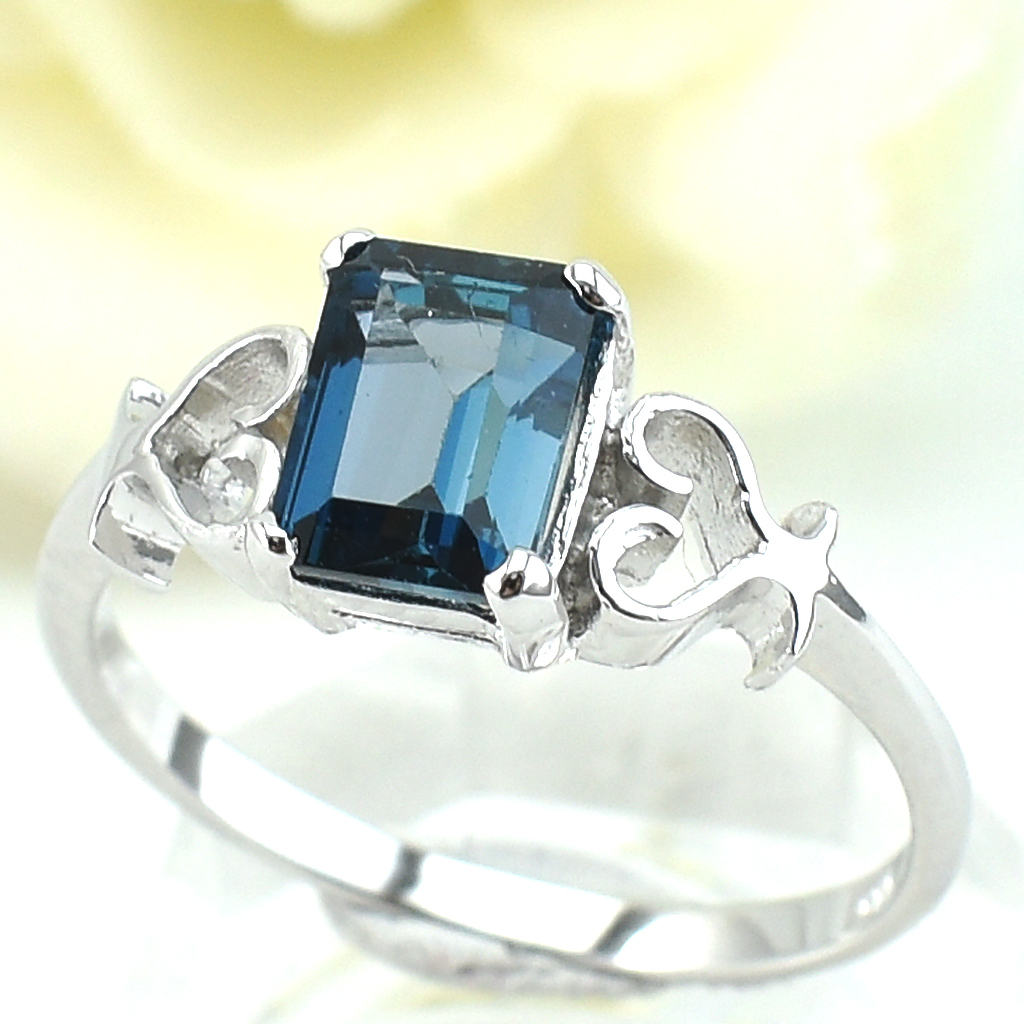 SKJewelryfactory แหวนเงินแท้ ฝังพลอยลอนดอนบลูโทปาซแท้ พลอยรูปทรงสีเหลี่ยม ออกแบบทันสมัย ER02382-LBT
