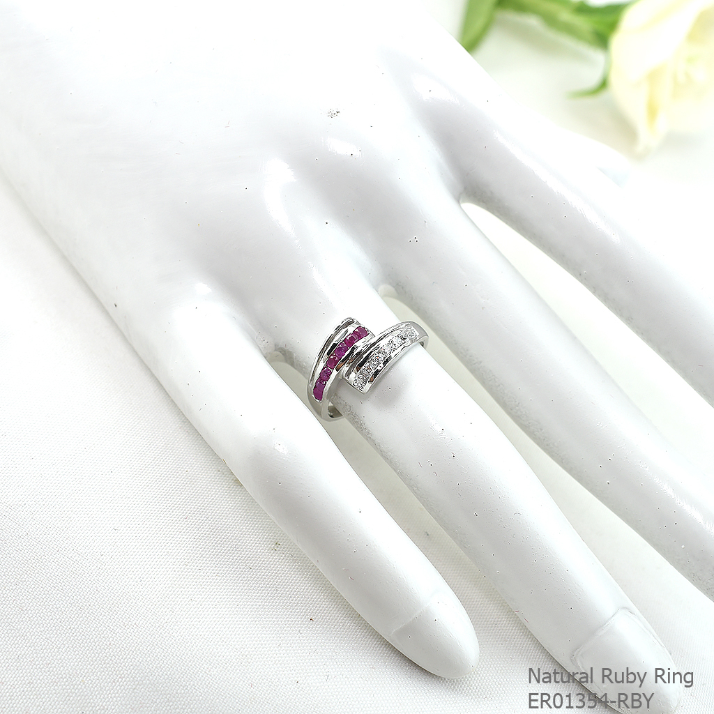 SKJewelryFactory แหวนพลอยทับทิมแท้ แหวนแถวไขว้ ดีไซน์ทันสมัย ตัวเรือนเงินแท้ ER01354-RBY