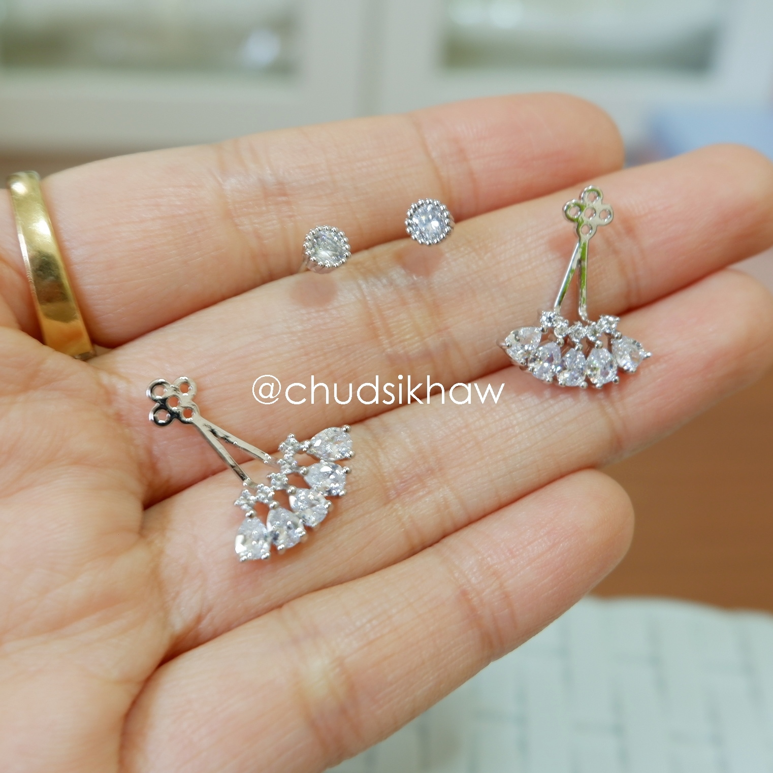 ต่างหูหลายแบบน่ารัก เล่นไฟ มุกแวววาว สวย ราคา 190 - 350 บาท