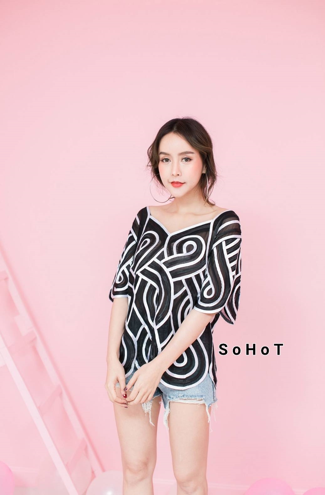 เสื้อเกาหลี พร้อมส่ง เสื้อผ้าซีทรูเดินเส้นลายกราฟิค