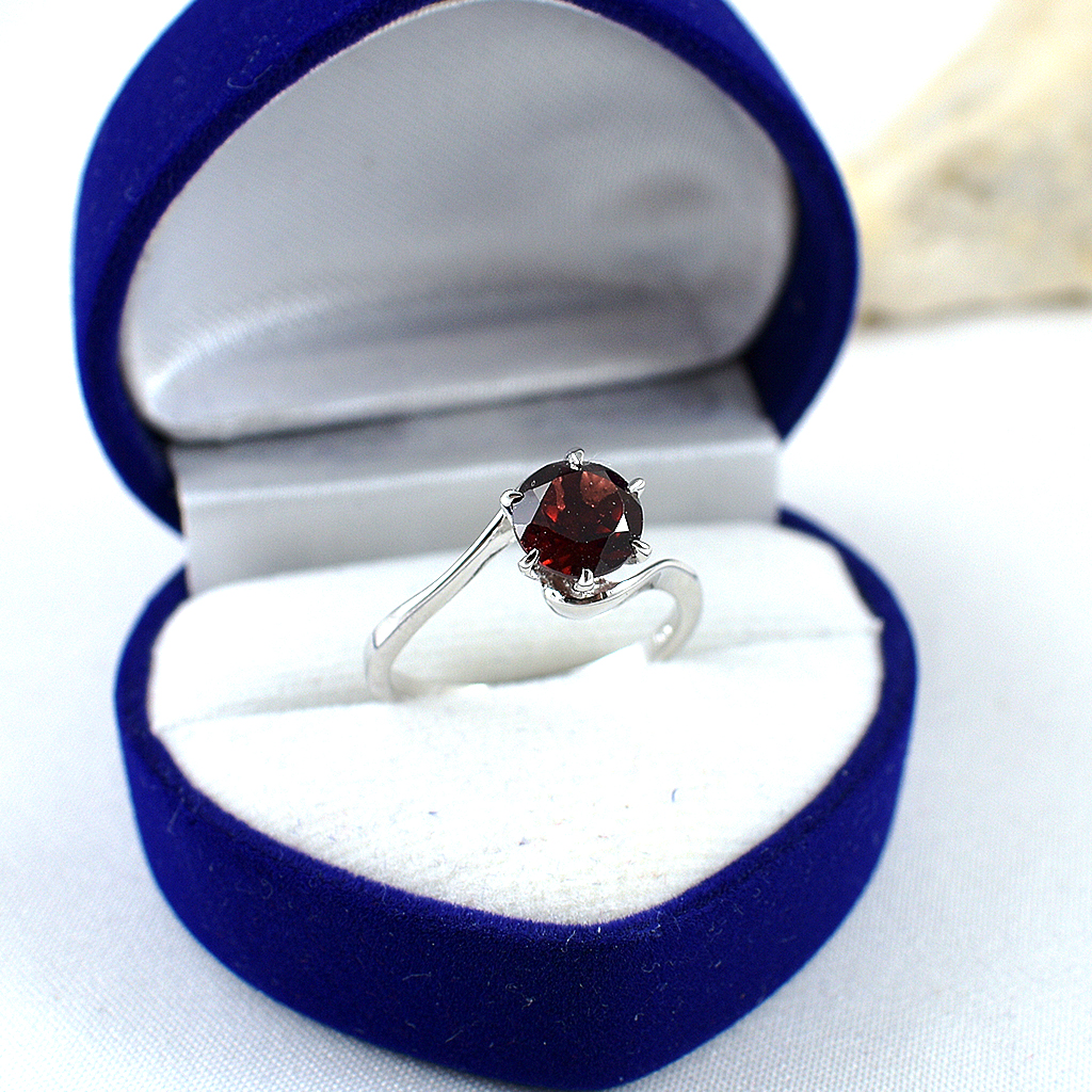 SKJewelryFactory แหวนโกเมนชูยอด พลอยขนาด 7x7 มิล ตัวเรือนเงินแท้ 92.5% ER01614-GAN