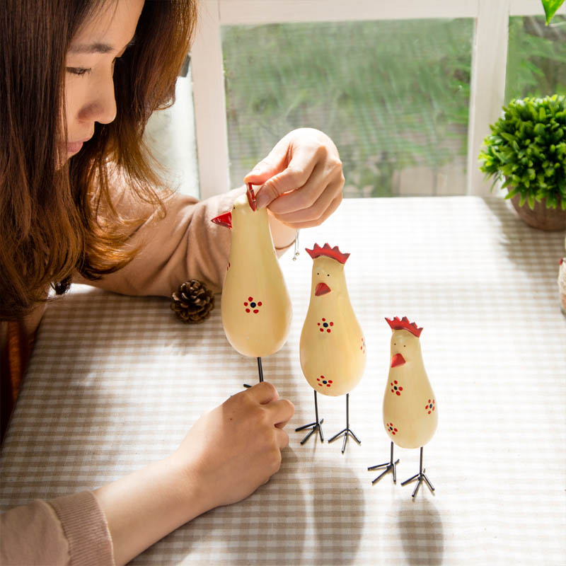 พร้อมส่ง งานไม้ ตุ๊กตาไก่ ครอบครัวไก่ยืน สีเหลืองลายดอกไม้ เซต 3 ตัว Zakka
