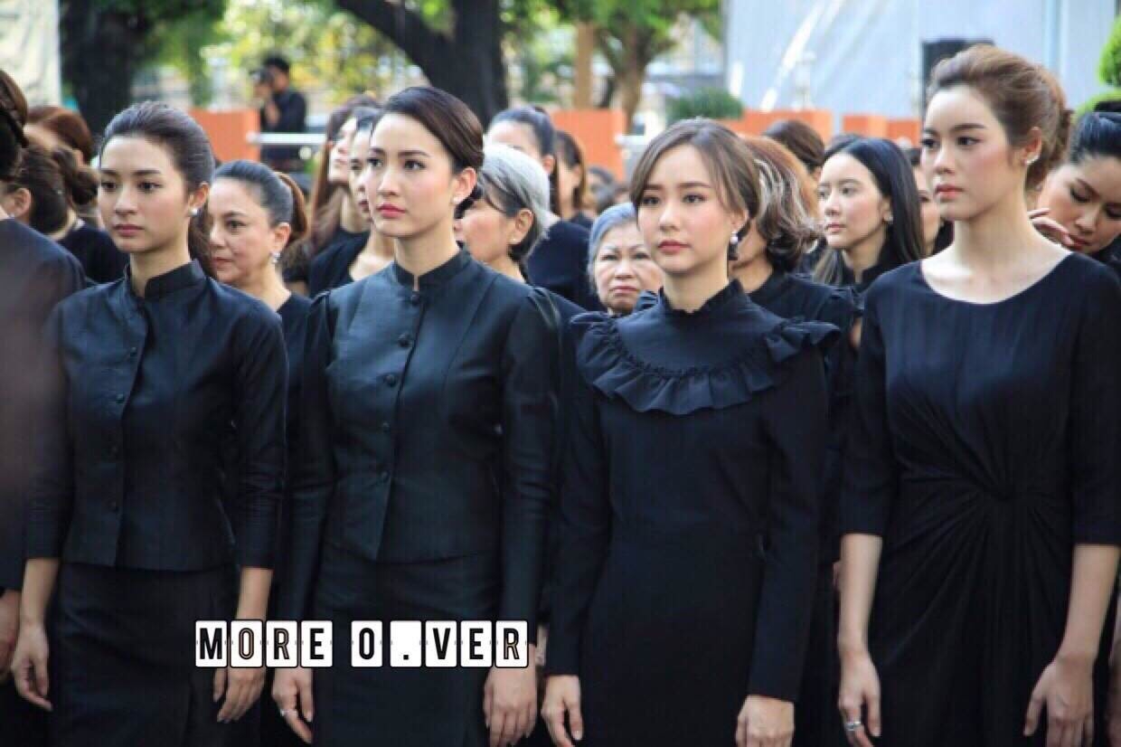เสื้อผ้าเกาหลี พร้อมส่ง เสื้อสีดำ กับ กระโปรงยาว