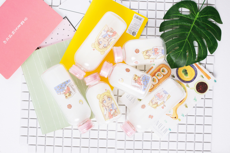 Pre-Order ขวดใส่น้ำ ใส่นม Sailor Moon มีฝาปิด กับฝาหลอด มี 2 ขนาด 450 / 750 ml. มี 3 ลาย