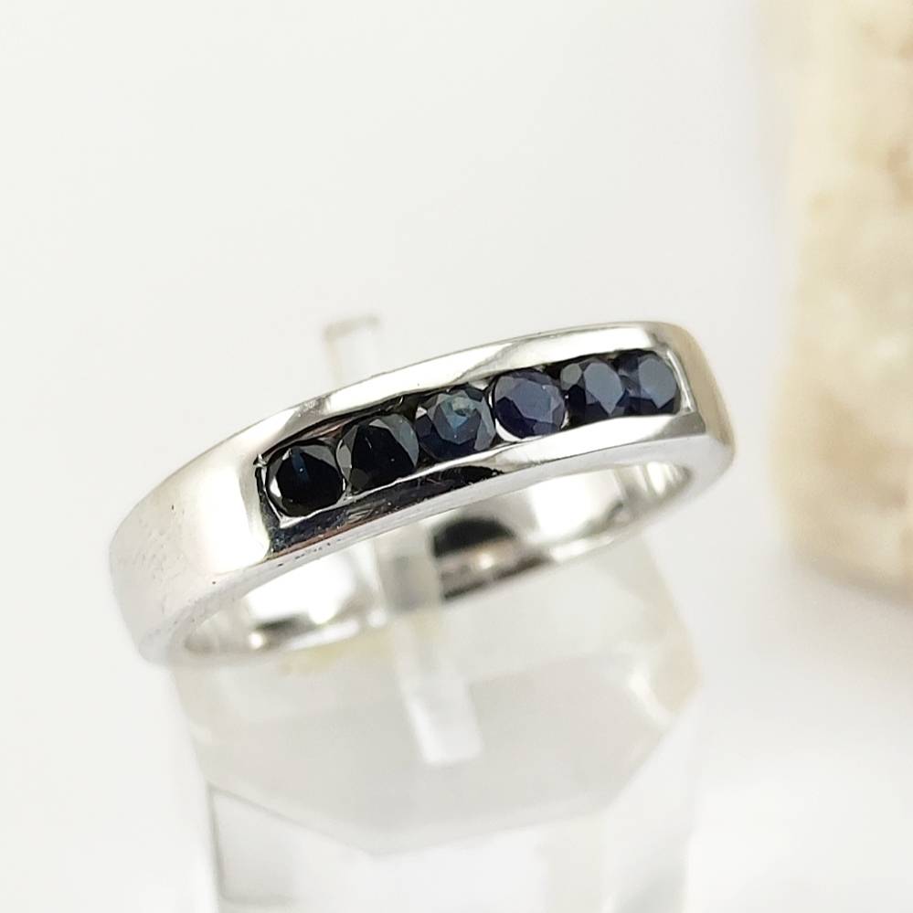 SKJewelryFactory แหวนเเถวพลอยไพลินแท้ เสริมความมั่นคง ความแน่วเเน่ ER00807-BSA