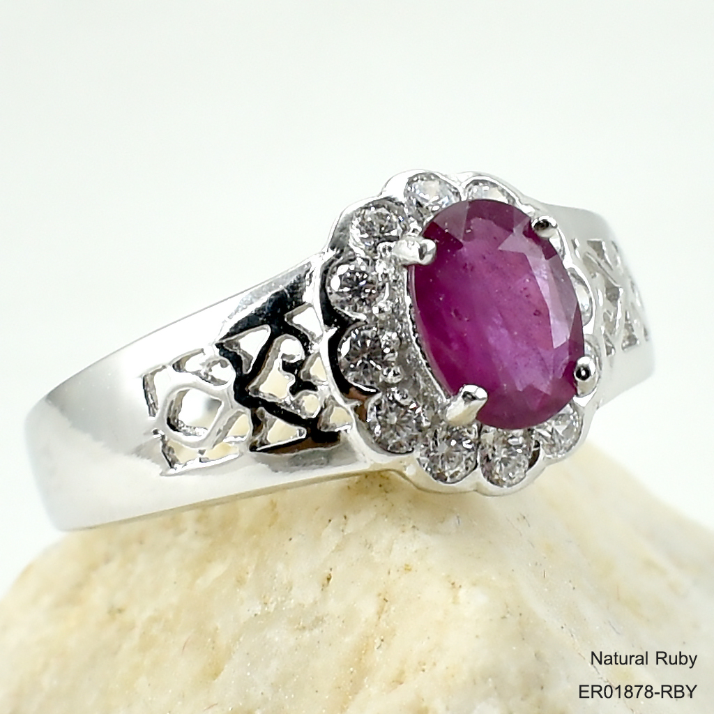 SKJewelryfactory แหวนพลอยทับทิมแท้ ล้อมเพชร ด้านข้างฉลุรูปหัวใจ ER01878-RBY