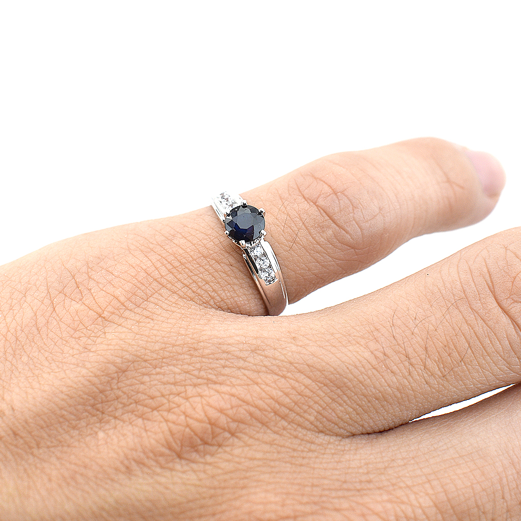 SKJewelryfactoryแหวนเงินแท้ ฝังพลอยไพลินแท้ โดดเด่น พร้อมประดับเพชร ER00609-BSA