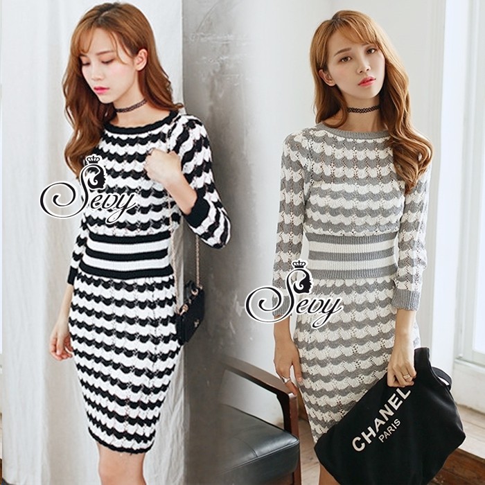 เสื้อผ้าแฟชั่นเกาหลี พร้อมส่ง Sets เสื้อกับกระโปรงทรงสอบ