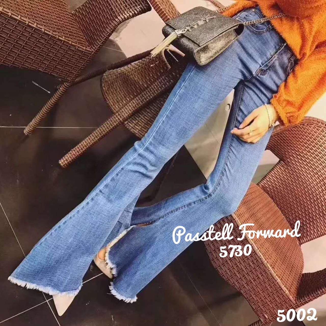 พร้อมส่ง กางเกงยีน ทรงขากระดิ่ง ผ่าด้านข้าง ปลายขาบาน