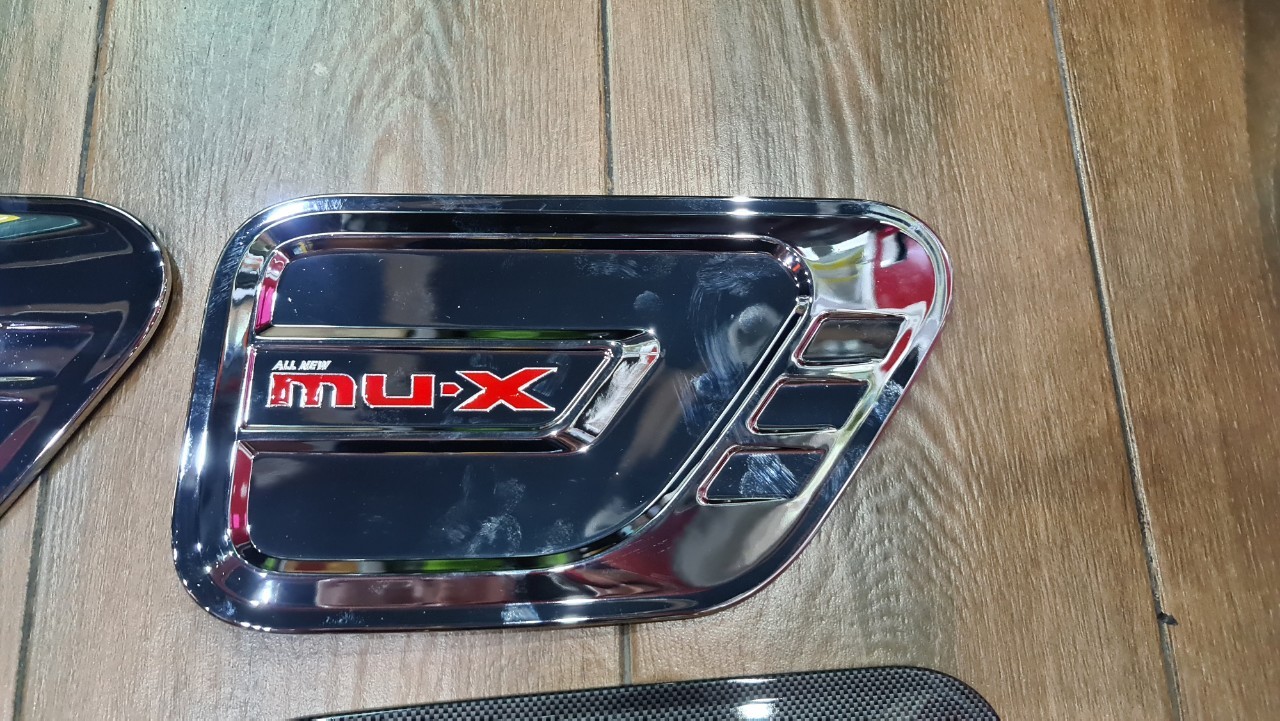 Mu-x 2021 ครอบฝาถังโครเมี่ยม Logo แดง