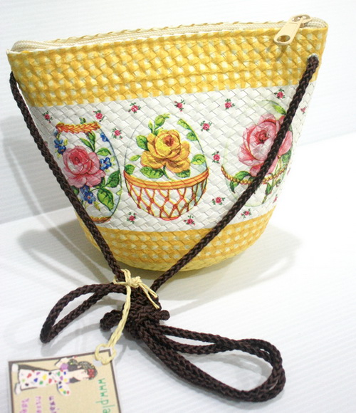 กระเป๋าสะพายใบลานทรงป่อง ลายไข่ทรงเครื่อง กับลวดลายสีเหลือง